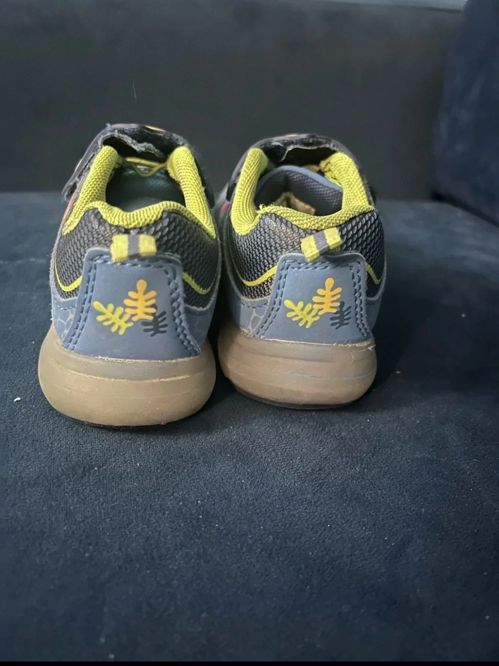 Pinkfong Baby Shark Toddler Kids Light Up Sneakers Shoes sz: 7